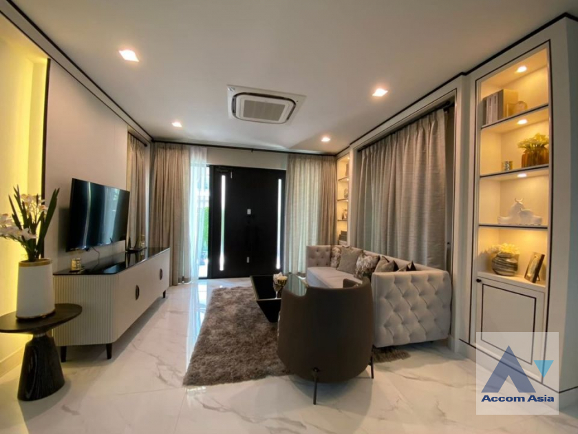 Fully Furnished |  4 Bedrooms  House For Rent & Sale in Phaholyothin, Bangkok  (AA40759)