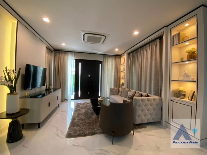 Fully Furnished |  4 Bedrooms  House For Rent & Sale in Phaholyothin, Bangkok  (AA40759)