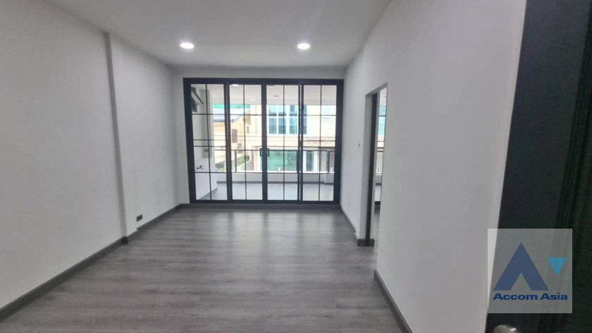  6 Bedrooms  House For Rent in Sukhumvit, Bangkok  near BTS Phrom Phong (AA40777)