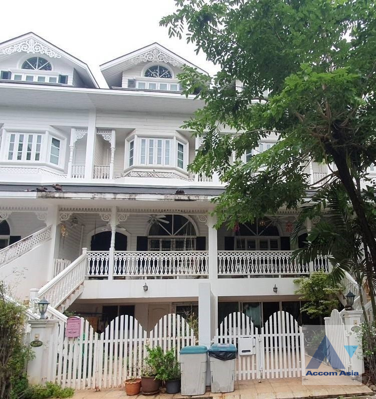  3 Bedrooms  Townhouse For Rent in Bangna, Bangkok  near BTS Bearing (AA40788)
