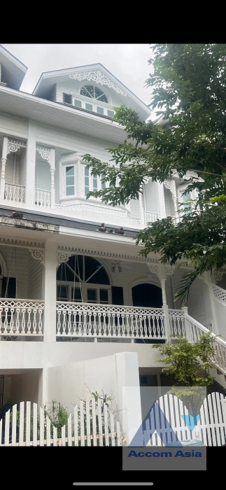  3 Bedrooms  Townhouse For Rent in Bangna, Bangkok  near BTS Bearing (AA40788)