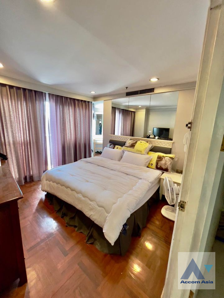 Pet friendly |  2 Bedrooms  Condominium For Rent in Ploenchit, Bangkok  near BTS Ploenchit (AA40795)