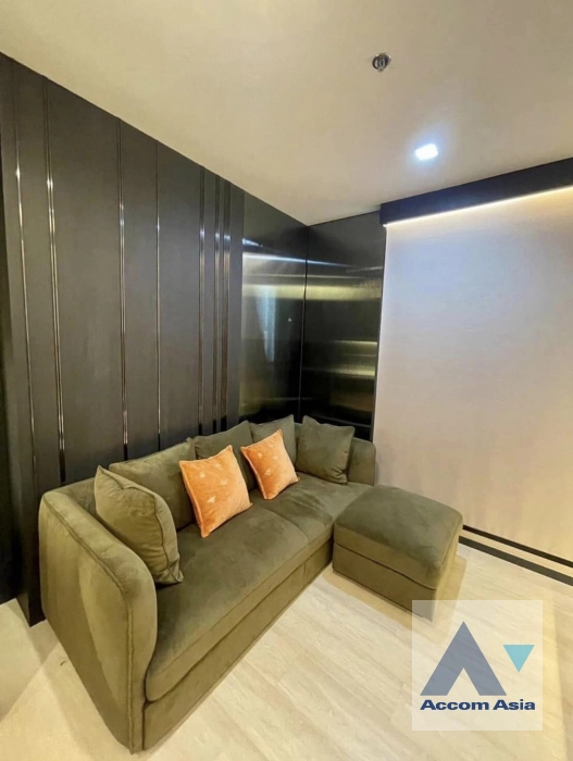  2 Bedrooms  Condominium For Rent in Ploenchit, Bangkok  near BTS Ploenchit (AA40819)