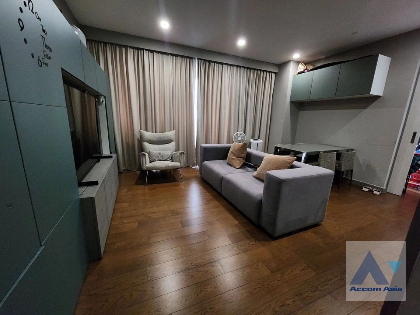  2 Bedrooms  Condominium For Rent in Silom, Bangkok  near BTS Chong Nonsi (AA40828)