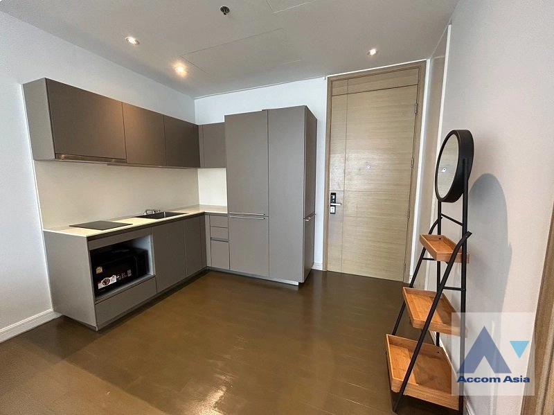  1 Bedroom  Condominium For Rent & Sale in Ploenchit, Bangkok  near BTS Ratchadamri (AA40872)