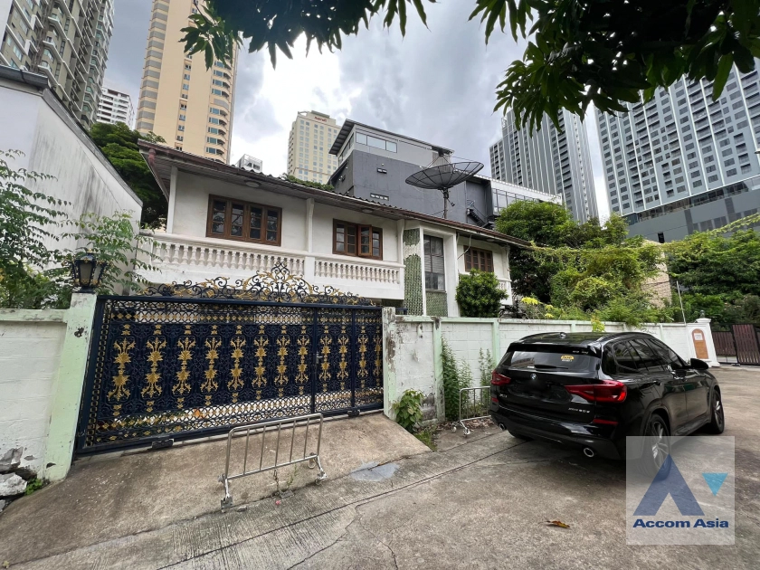  4 Bedrooms  House For Rent in Sukhumvit, Bangkok  near BTS Phrom Phong (AA40873)