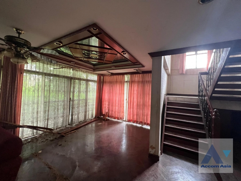  4 Bedrooms  House For Rent in Sukhumvit, Bangkok  near BTS Phrom Phong (AA40873)