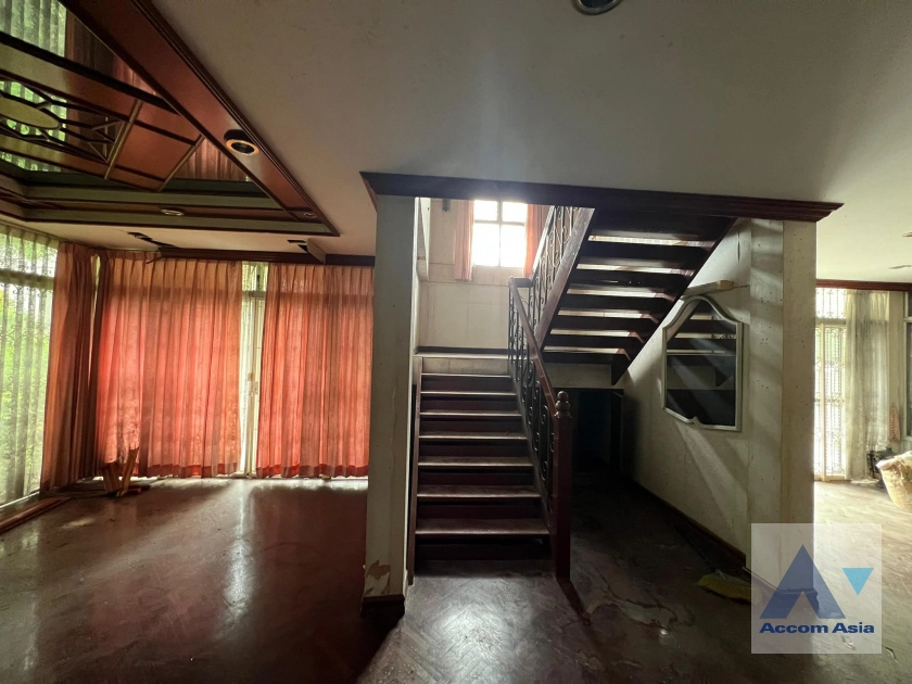  4 Bedrooms  House For Rent in Sukhumvit, Bangkok  near BTS Phrom Phong (AA40873)
