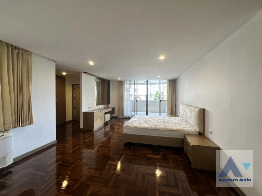  3 Bedrooms  Apartment For Rent in Sukhumvit, Bangkok  near BTS Phrom Phong (AA40880)