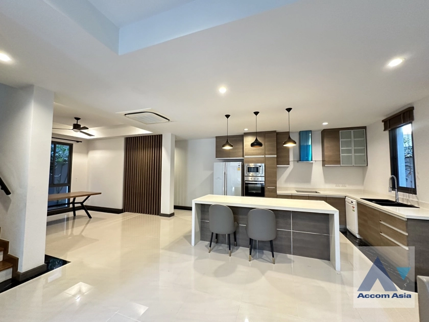  4 Bedrooms  House For Rent in Bangna, Bangkok  near BTS Bang Na (AA40890)