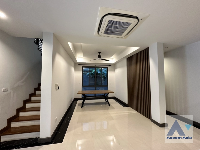  4 Bedrooms  House For Rent in Bangna, Bangkok  near BTS Bang Na (AA40890)