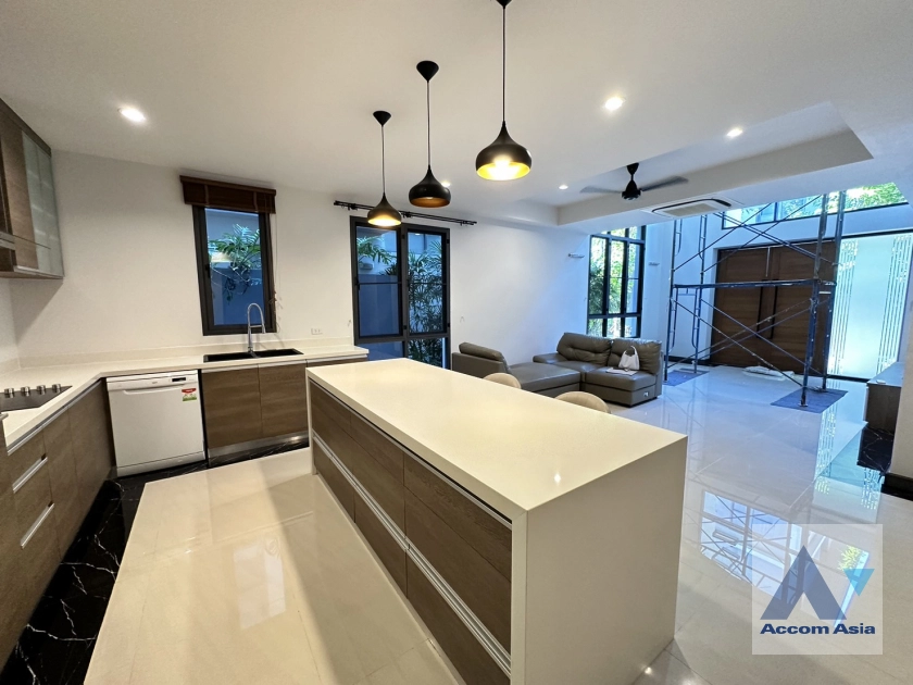  4 Bedrooms  House For Rent in Bangna, Bangkok  near BTS Bang Na (AA40890)