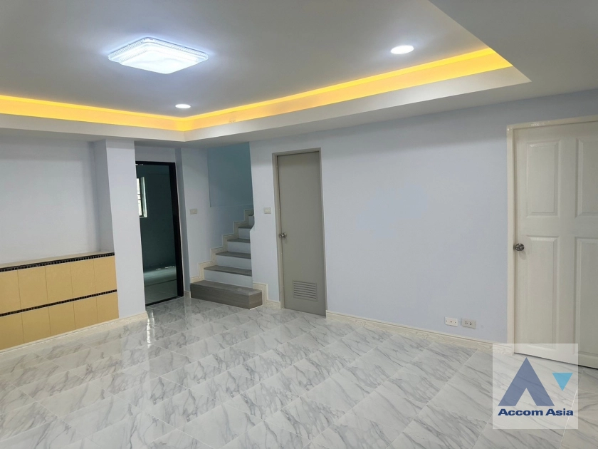 6  33 br Townhouse For Rent in Ratchadapisek ,Bangkok  at Sinthanee Ratchada Ladprao AA40892