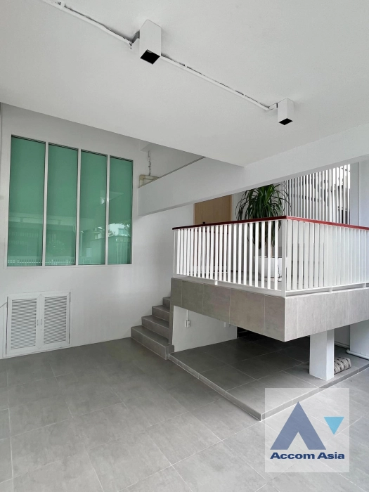  3 Bedrooms  Townhouse For Rent & Sale in Sukhumvit, Bangkok  near BTS Thong Lo (AA40893)