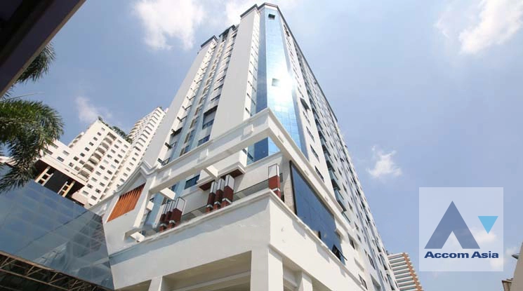  3 Bedrooms  Apartment For Rent in Sukhumvit, Bangkok  near BTS Thong Lo (AA40901)
