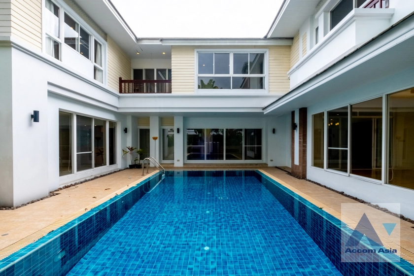 Private Swimming Pool, Pet friendly |  Privacy and Peaceful House  4 Bedroom for Rent BTS Thong Lo in Sukhumvit Bangkok