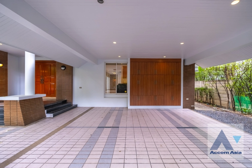 Pet friendly |  4 Bedrooms  House For Rent in Sukhumvit, Bangkok  near BTS Thong Lo (AA40910)