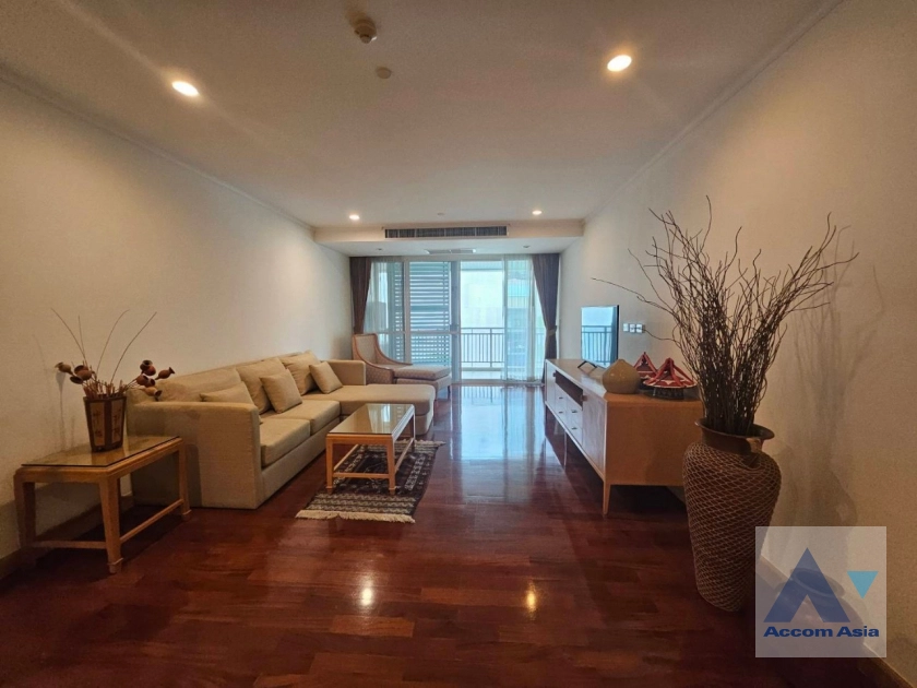  3 Bedrooms  Apartment For Rent in Sukhumvit, Bangkok  near BTS Phrom Phong (AA40961)