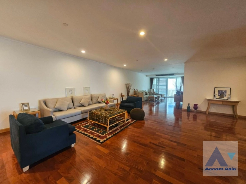  3 Bedrooms  Apartment For Rent in Sukhumvit, Bangkok  near BTS Phrom Phong (AA40961)