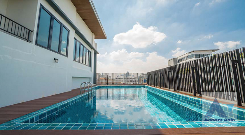  1 Bedroom  Apartment For Rent in Sukhumvit, Bangkok  near BTS Ekkamai (AA40970)