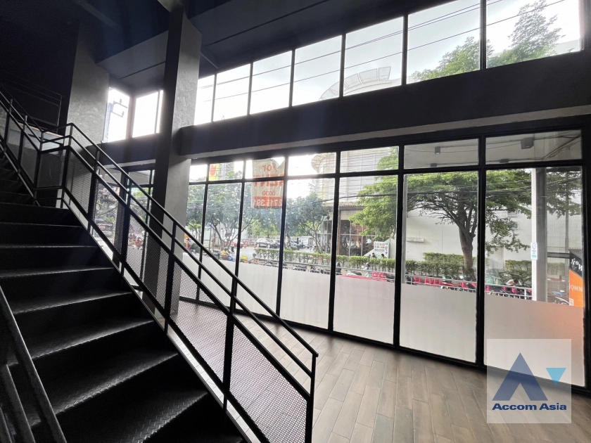 9  Retail / Showroom For Rent in sukhumvit ,Bangkok BTS Ekkamai AA40988