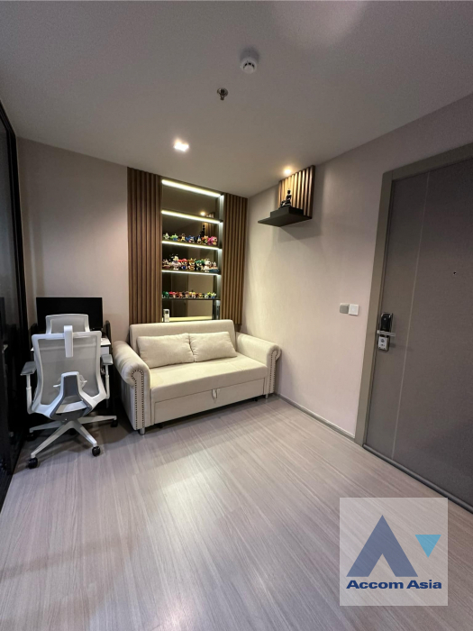  1 Bedroom  Condominium For Sale in Phaholyothin, Bangkok  near MRT Rama 9 (AA40993)