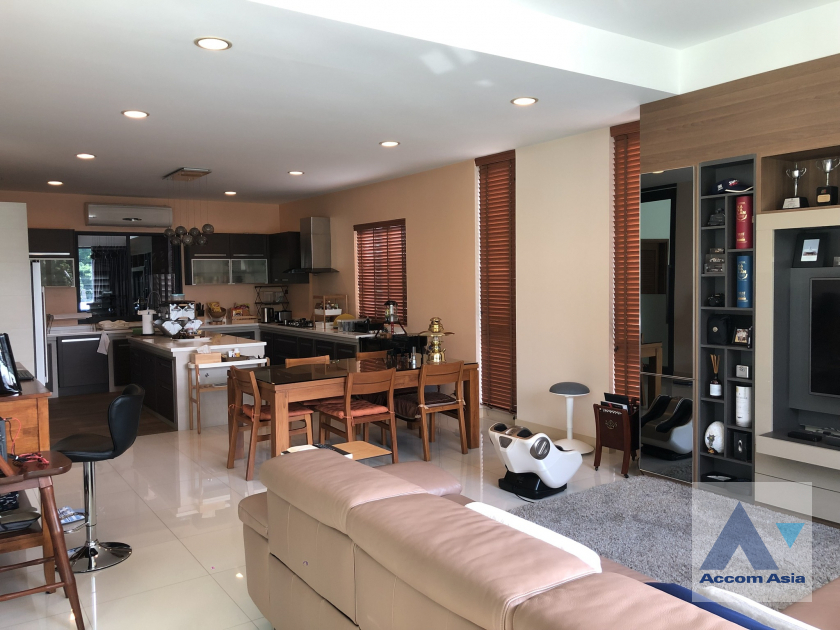 Home Office |  4 Bedrooms  House For Sale in Pattanakarn, Bangkok  (AA41012)