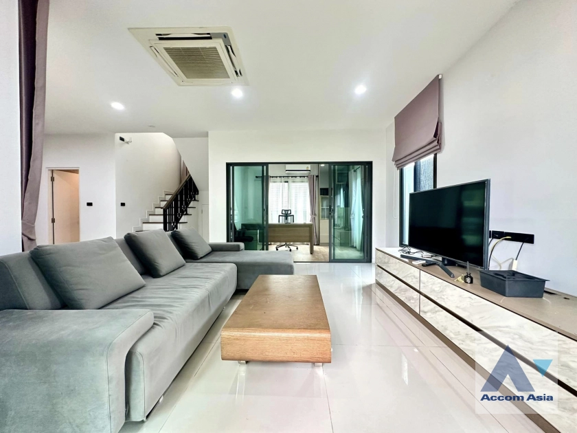  3 Bedrooms  House For Sale in Petchkasem, Bangkok  (AA41037)
