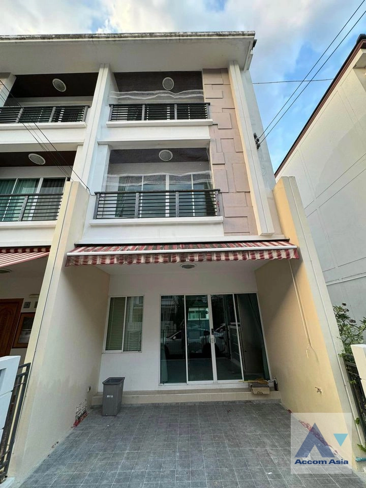  3 Bedrooms  Townhouse For Rent in Petchkasem, Bangkok  (AA41067)