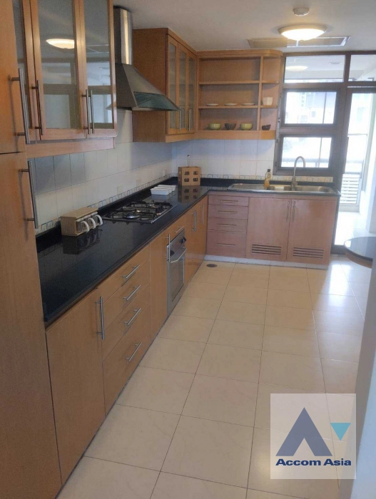  3 Bedrooms  Apartment For Rent in Sukhumvit, Bangkok  near BTS Phrom Phong (AA41120)