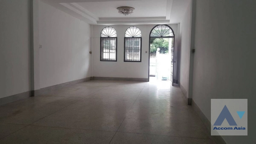  4 Bedrooms  Townhouse For Rent in Ratchadapisek, Bangkok  near MRT Thailand Cultural Center (AA41151)