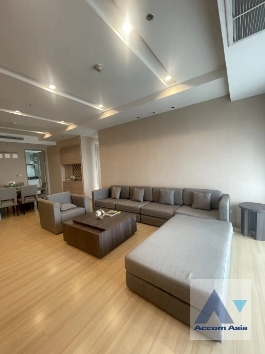  3 Bedrooms  Apartment For Rent in Sukhumvit, Bangkok  near BTS Phrom Phong (AA41153)