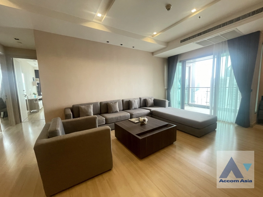  3 Bedrooms  Apartment For Rent in Sukhumvit, Bangkok  near BTS Phrom Phong (AA41153)