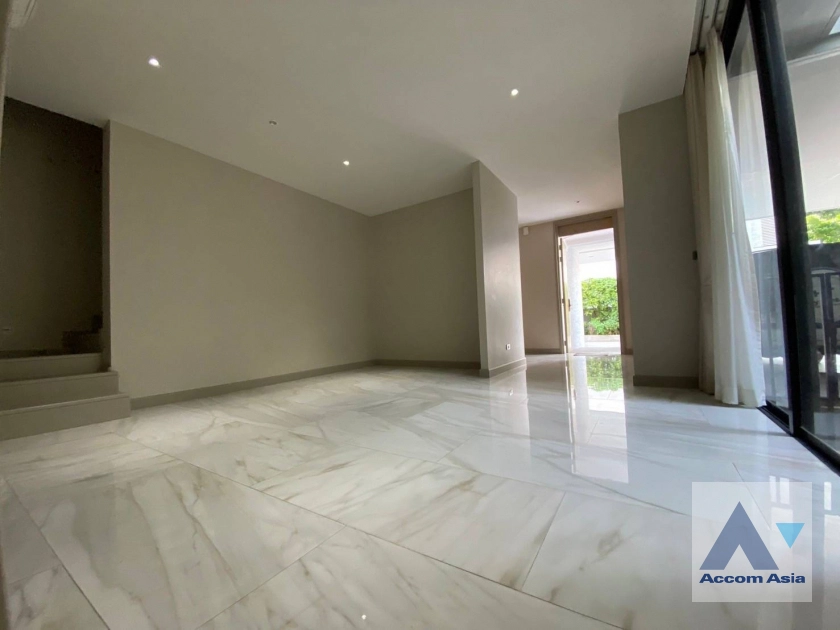  4 Bedrooms  House For Rent in Sukhumvit, Bangkok  near BTS Thong Lo (AA41162)