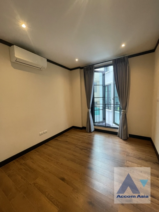 16  4 br House For Rent in Sukhumvit ,Bangkok BTS Ekkamai - BTS Phra khanong at House  in compound AA41184