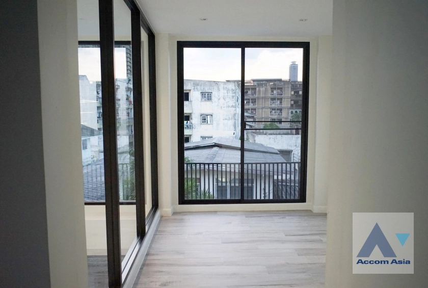  4 Bedrooms  House For Rent & Sale in Sukhumvit, Bangkok  near BTS Ekkamai (AA41200)