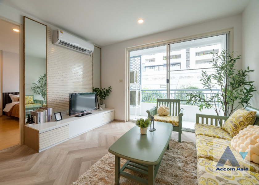  2 Bedrooms  Condominium For Sale in Sukhumvit, Bangkok  near BTS Ekkamai (AA41205)