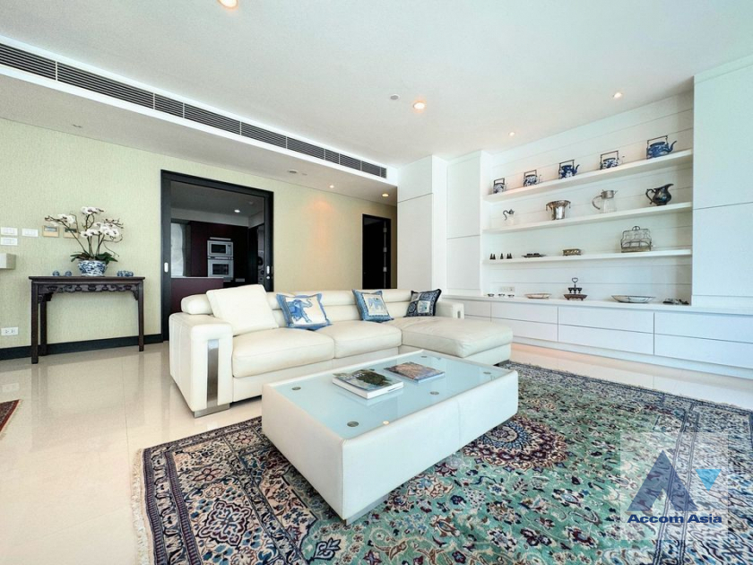  3 Bedrooms  Condominium For Sale in Ploenchit, Bangkok  near BTS Chitlom (AA41208)