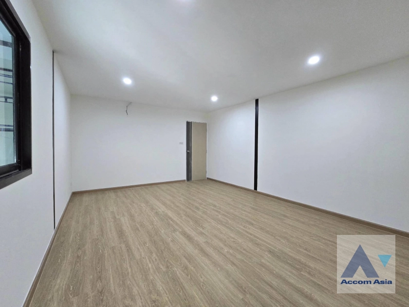 9  Warehouse For Rent in pattanakarn ,Bangkok  AA41231