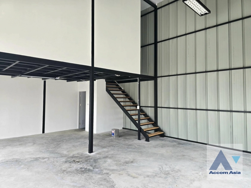 11  Warehouse For Rent in pattanakarn ,Bangkok  AA41231