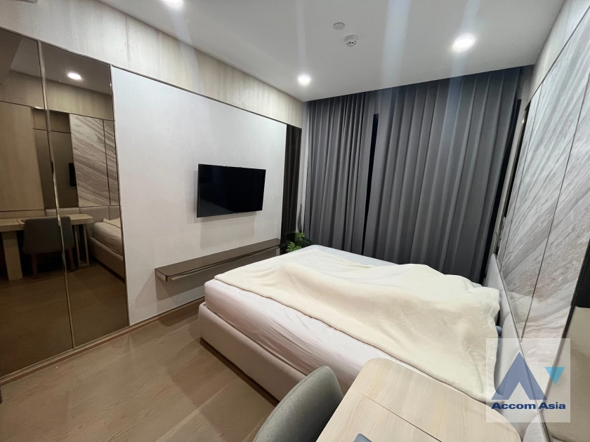  2 Bedrooms  Condominium For Rent in Silom, Bangkok  near MRT Sam Yan (AA41236)