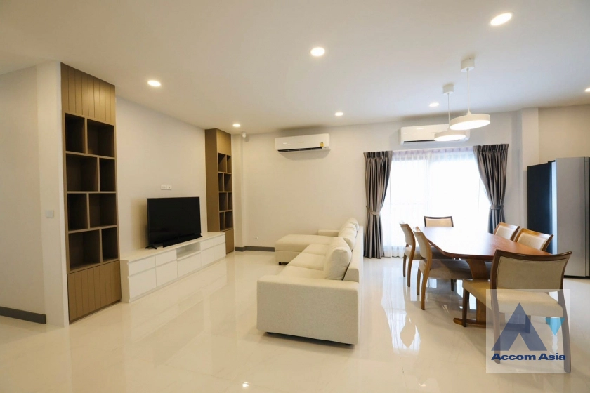 Fully Furnished |  4 Bedrooms  House For Rent in Samutprakan, Samutprakan  near BTS Bang Na (AA41252)