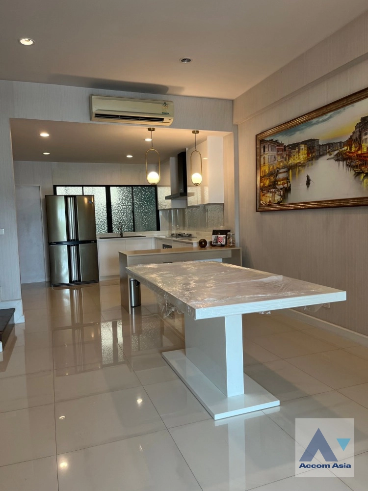  3 Bedrooms  House For Rent in Sukhumvit, Bangkok  near BTS On Nut (AA41253)