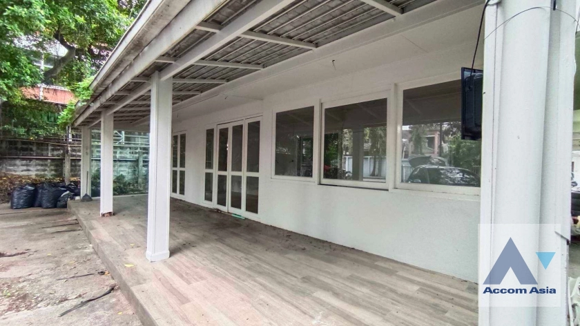  8 Bedrooms  House For Rent in Phaholyothin, Bangkok  near BTS Ari (AA41266)