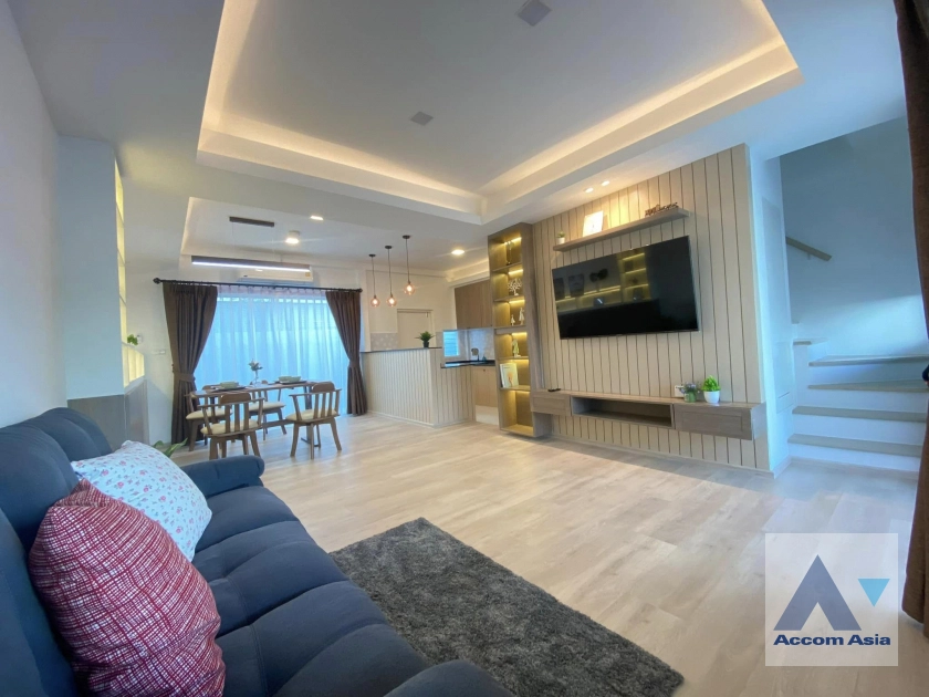 Fully Furnished |  3 Bedrooms  Townhouse For Rent in Pattanakarn, Bangkok  near BTS Udomsuk (AA41298)