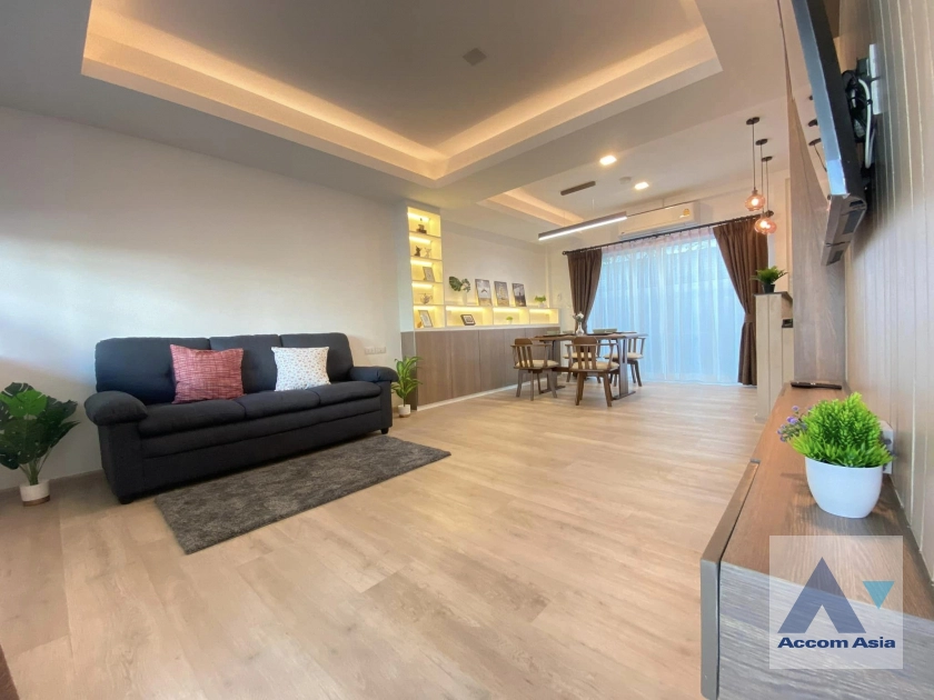 Fully Furnished |  3 Bedrooms  Townhouse For Rent in Pattanakarn, Bangkok  near BTS Udomsuk (AA41298)