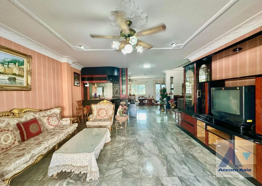 6  6 br House For Rent in dusit ,Bangkok  AA41313