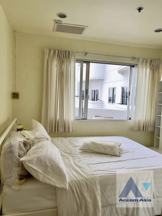  3 Bedrooms  Condominium For Rent in Ploenchit, Bangkok  near BTS Ploenchit (AA41318)