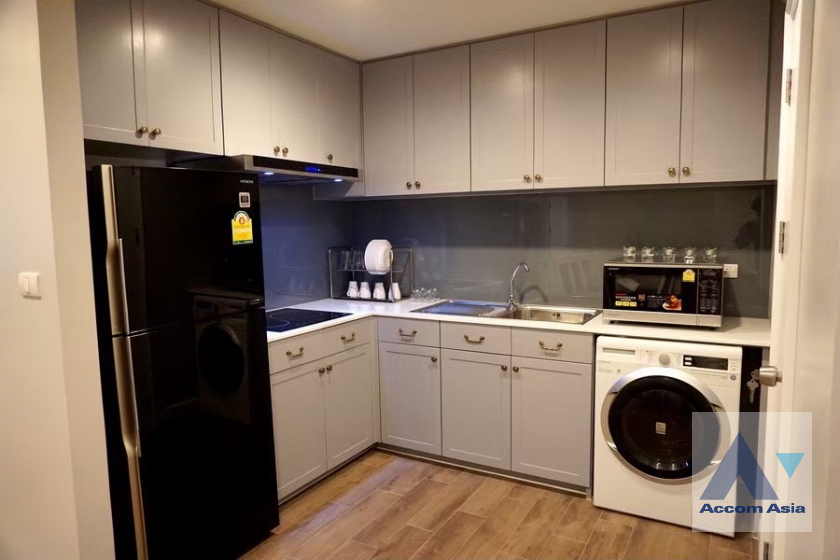  3 Bedrooms  Condominium For Rent in Sathorn, Bangkok  near BTS Chong Nonsi - MRT Lumphini (AA41330)