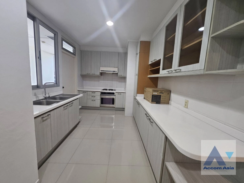  3 Bedrooms  Apartment For Rent in Sukhumvit, Bangkok  near BTS Phrom Phong (AA41338)